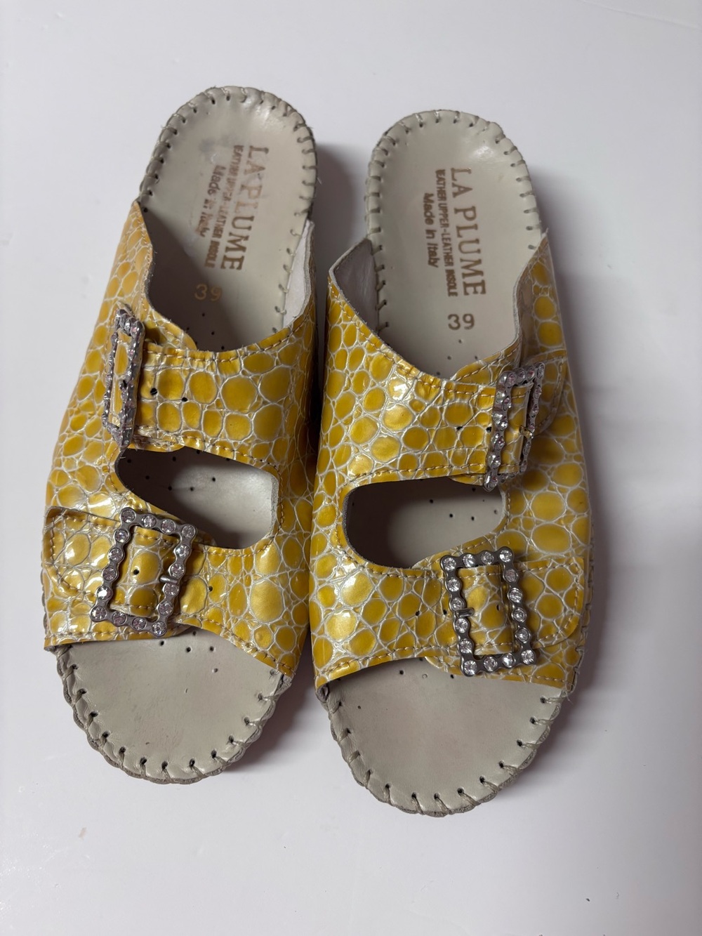 LA PLUME Yellow Croc-Embossed Buckle Slide Sandals